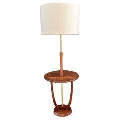 Récemment remis à neuf - Lampadaire en noyer et laiton moderne du milieu du siècle avec table d'appoint