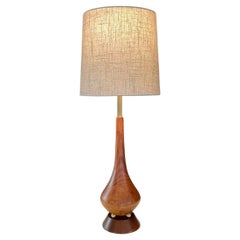 Neu lackierte – Mid-Century Modern-Tischlampe aus Nussbaum und Messing, neu lackiert
