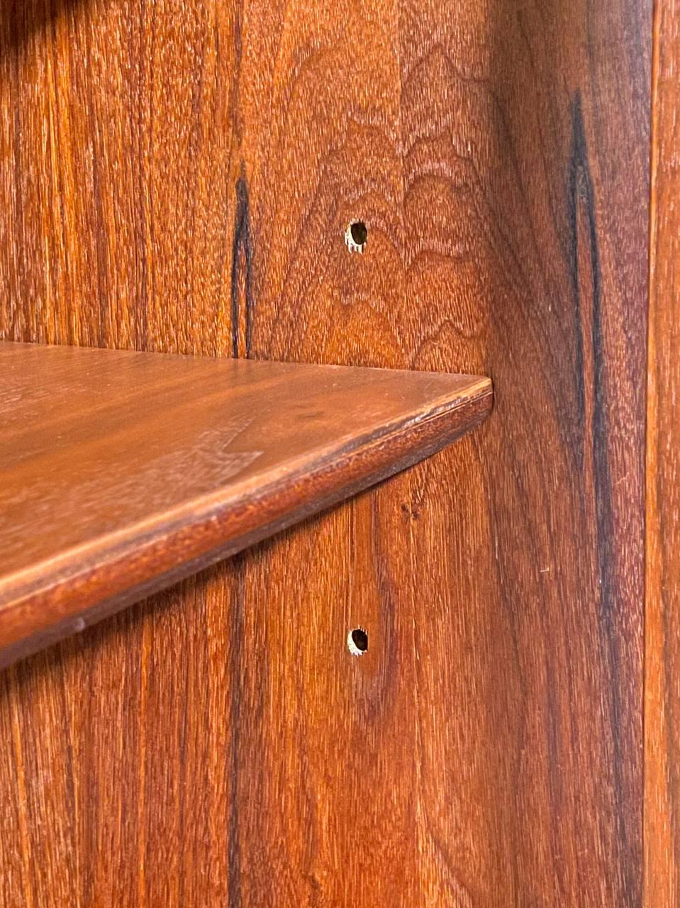 Nouvellement repeinte - Armoire en noyer moderne du milieu du siècle par Jack Cartwright en vente 3