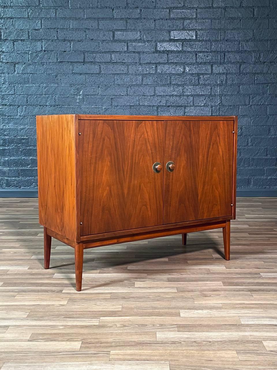 Condit : Refini par un expert 

Avec plus de 15 ans d'expérience, notre atelier a suivi un processus de restauration minutieux, mettant en valeur notre passion et notre créativité pour les designs vintage qui peuvent s'intégrer de manière