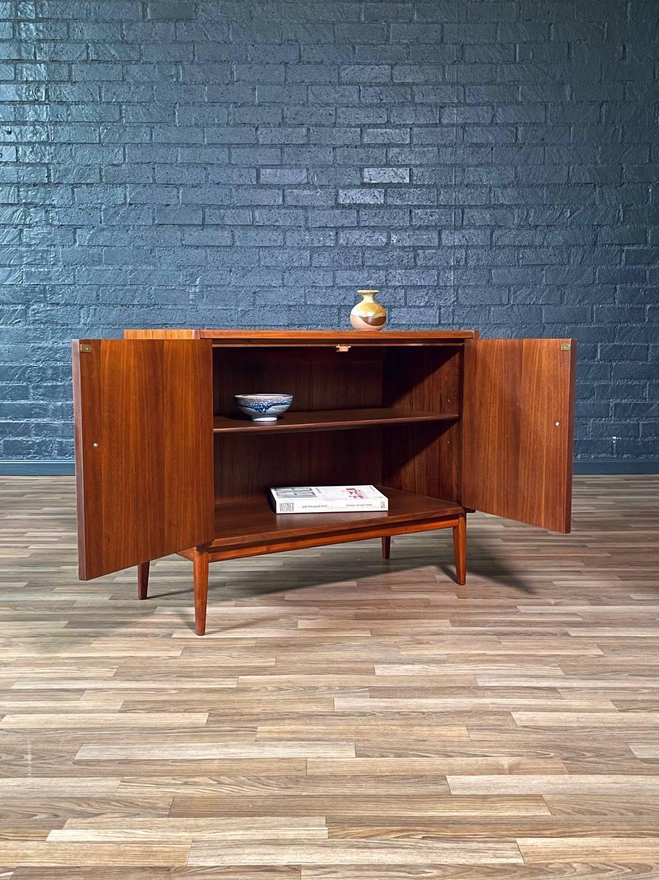 Mid-Century Modern Nouvellement repeinte - Armoire en noyer moderne du milieu du siècle par Jack Cartwright en vente