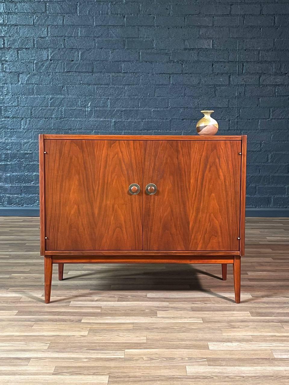 Américain Nouvellement repeinte - Armoire en noyer moderne du milieu du siècle par Jack Cartwright en vente