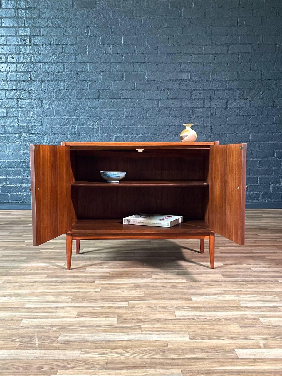 Nouvellement repeinte - Armoire en noyer moderne du milieu du siècle par Jack Cartwright Excellent état - En vente à Los Angeles, CA