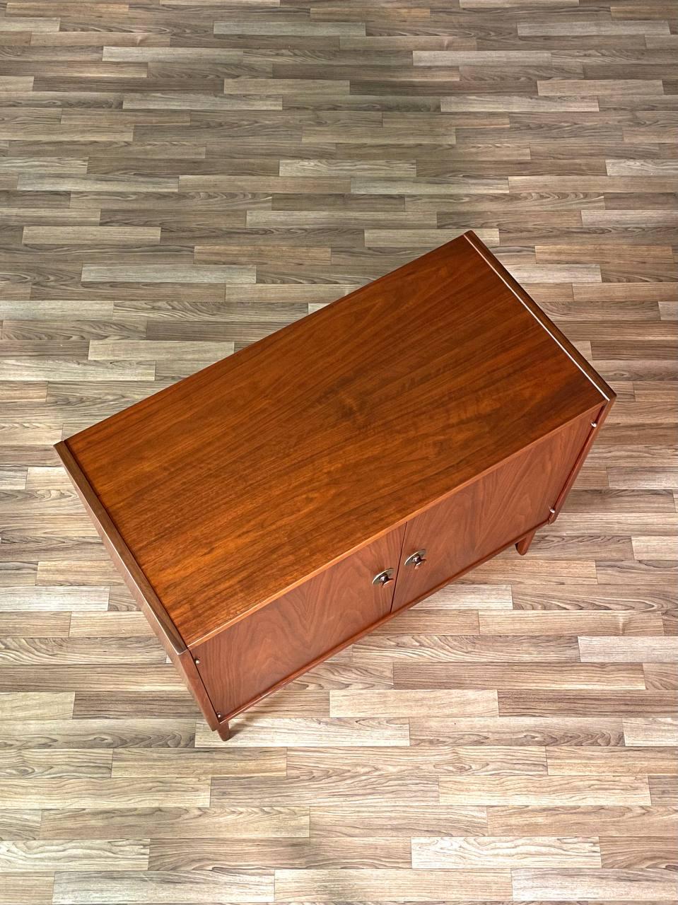 Milieu du XXe siècle Nouvellement repeinte - Armoire en noyer moderne du milieu du siècle par Jack Cartwright en vente