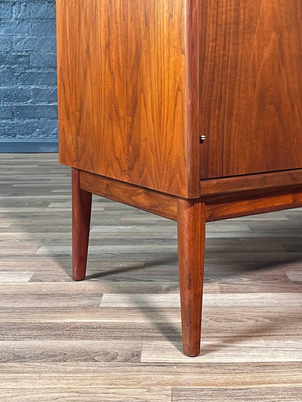 Laiton Nouvellement repeinte - Armoire en noyer moderne du milieu du siècle par Jack Cartwright en vente