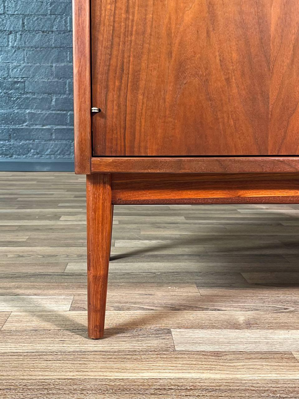 Nouvellement repeinte - Armoire en noyer moderne du milieu du siècle par Jack Cartwright en vente 1