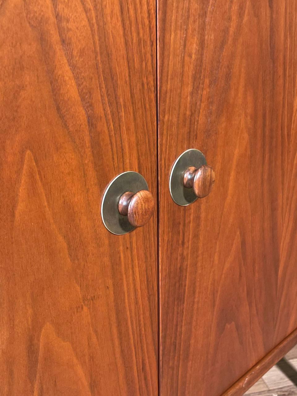 Nouvellement repeinte - Armoire en noyer moderne du milieu du siècle par Jack Cartwright en vente 2