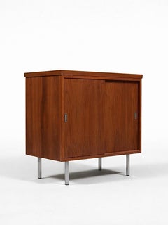 Recién acabado - Armario moderno de mediados de siglo en nogal con patas cromadas