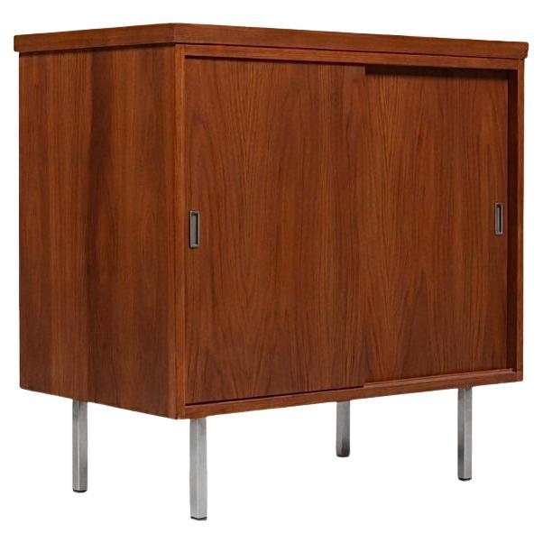 Newly Refinished - Mid-Century Modern Walnut Cabinet w/ Chrome Legs en venta