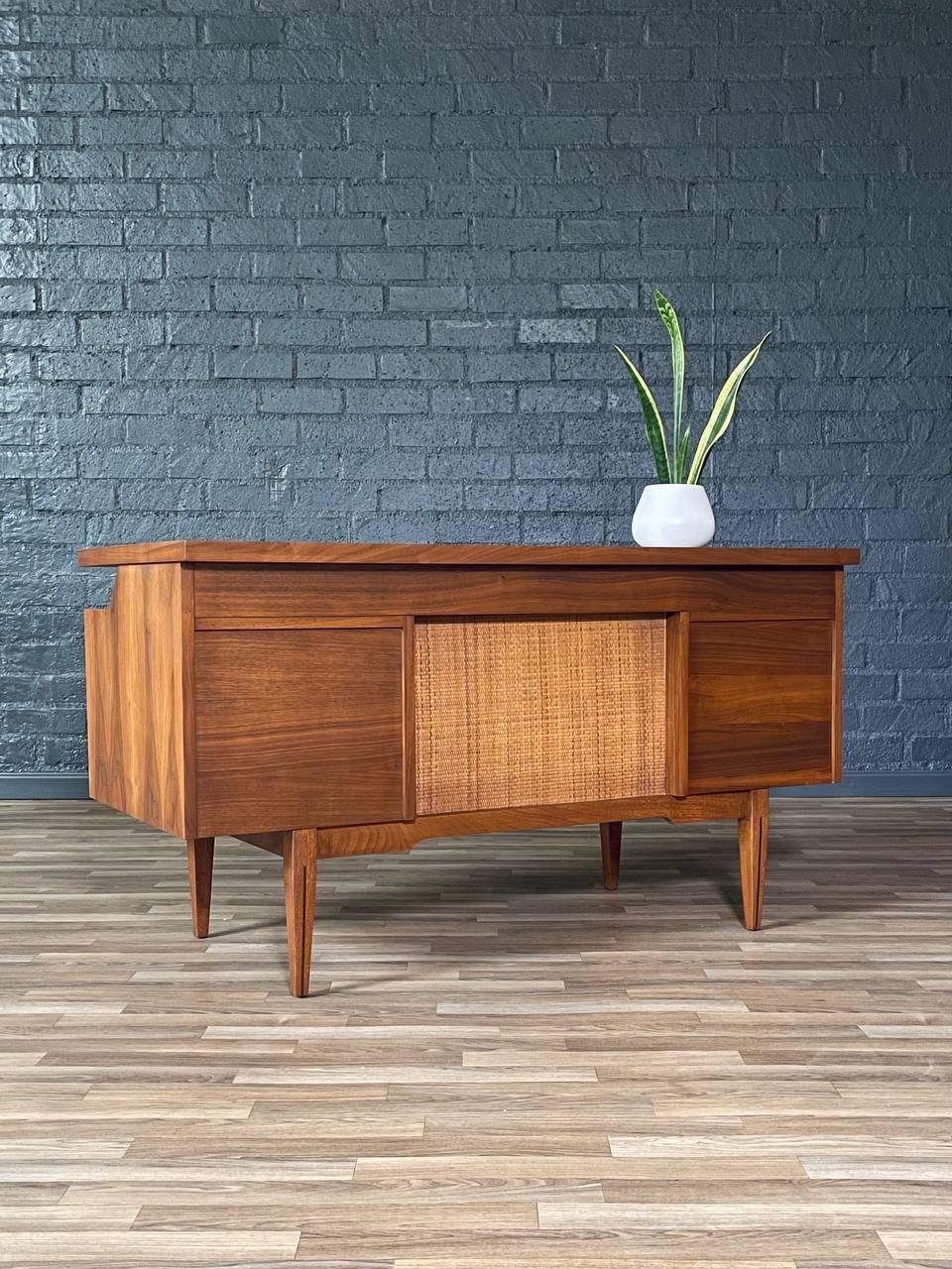 Neu lackiert – Mid-Century Modern-Schreibtisch aus Nussbaum und Schilfrohr von Hooker im Zustand „Hervorragend“ im Angebot in Los Angeles, CA