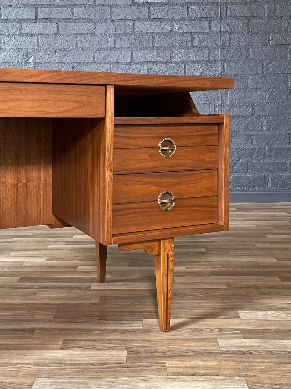Neu lackiert – Mid-Century Modern-Schreibtisch aus Nussbaum und Schilfrohr von Hooker (Mitte des 20. Jahrhunderts) im Angebot