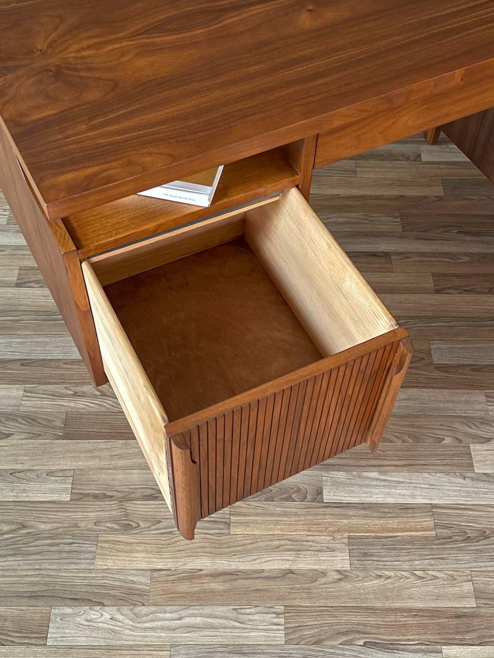 Neu lackiert – Mid-Century Modern-Schreibtisch aus Nussbaum und Schilfrohr von Hooker im Angebot 1