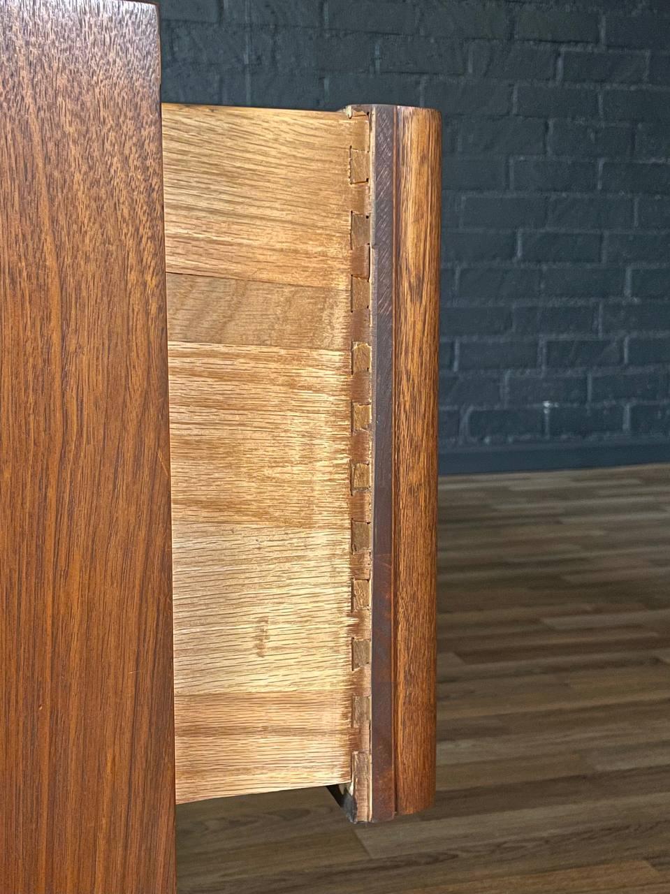 Neu lackiert – Mid-Century Modern-Schreibtisch aus Nussbaum und Schilfrohr von Hooker im Angebot 2
