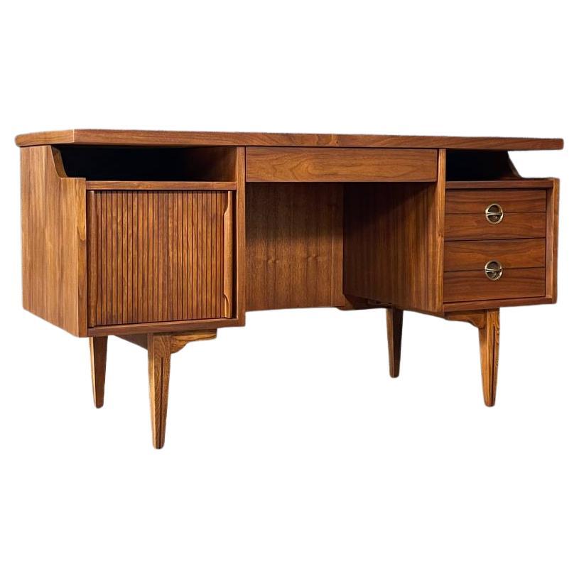 Récemment repeint - Bureau en noyer et canne moderne du milieu du siècle par Hooker