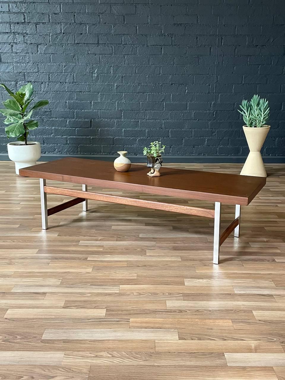 Neu lackiert – Mid-Century Modern-Couchtisch aus Nussbaum und Chrom von Lane (Moderne der Mitte des Jahrhunderts) im Angebot