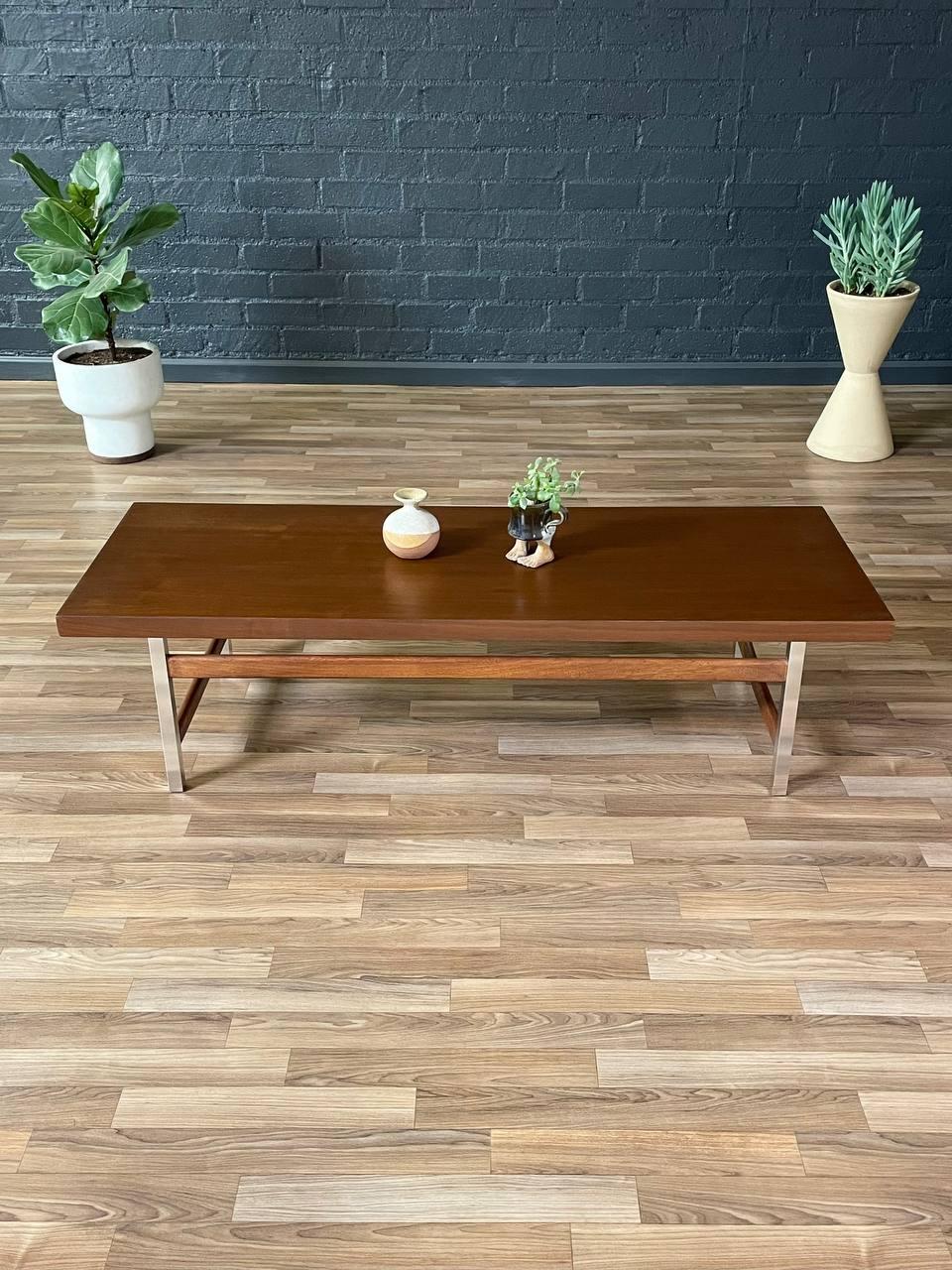 Neu lackiert – Mid-Century Modern-Couchtisch aus Nussbaum und Chrom von Lane (amerikanisch) im Angebot