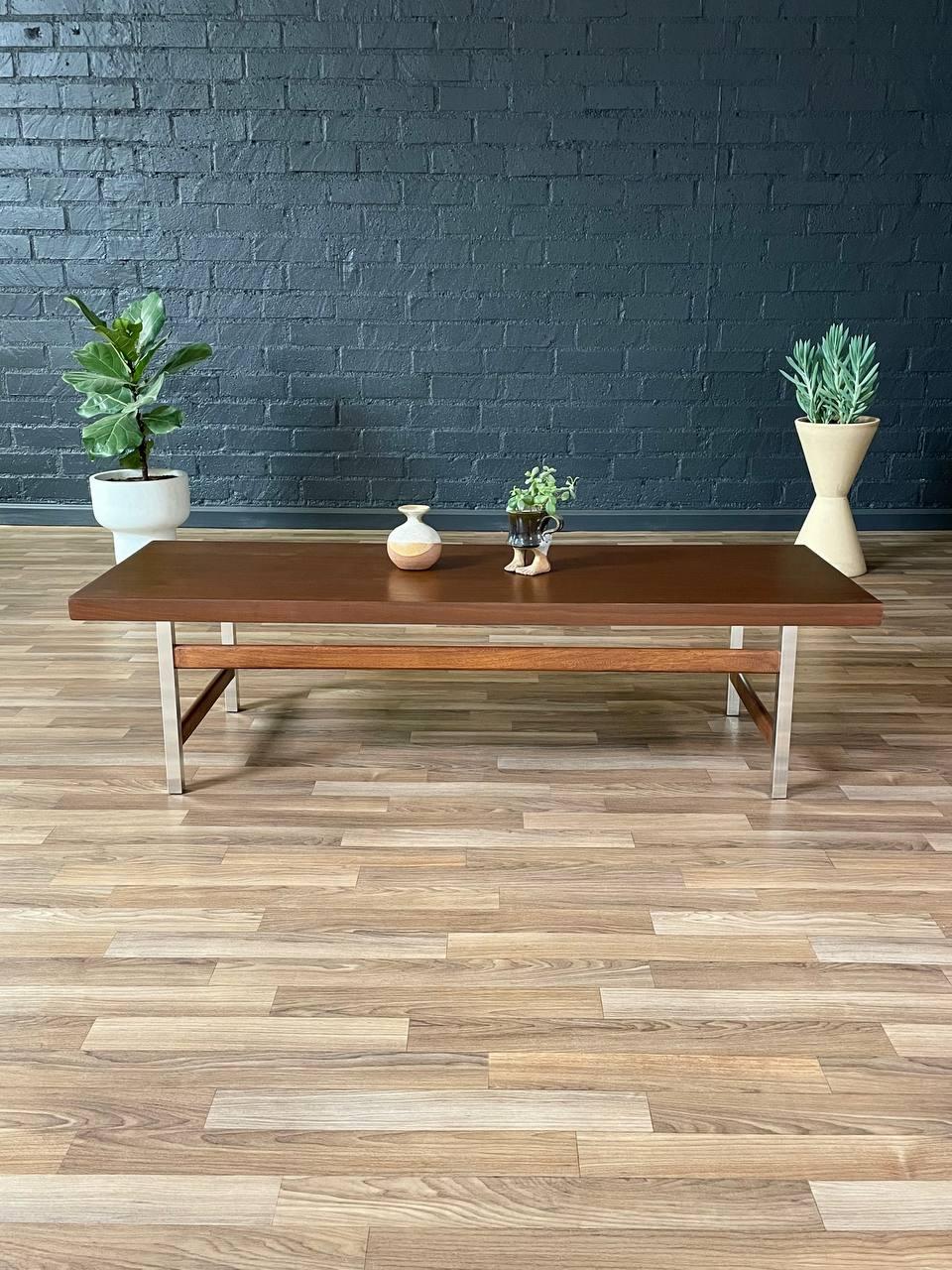 Neu lackiert – Mid-Century Modern-Couchtisch aus Nussbaum und Chrom von Lane im Zustand „Hervorragend“ im Angebot in Los Angeles, CA