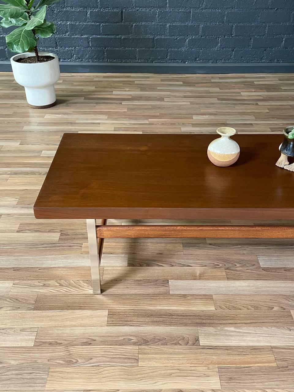 Neu lackiert – Mid-Century Modern-Couchtisch aus Nussbaum und Chrom von Lane (Mitte des 20. Jahrhunderts) im Angebot