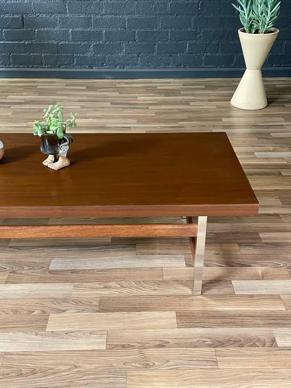 Neu lackiert – Mid-Century Modern-Couchtisch aus Nussbaum und Chrom von Lane im Angebot 1