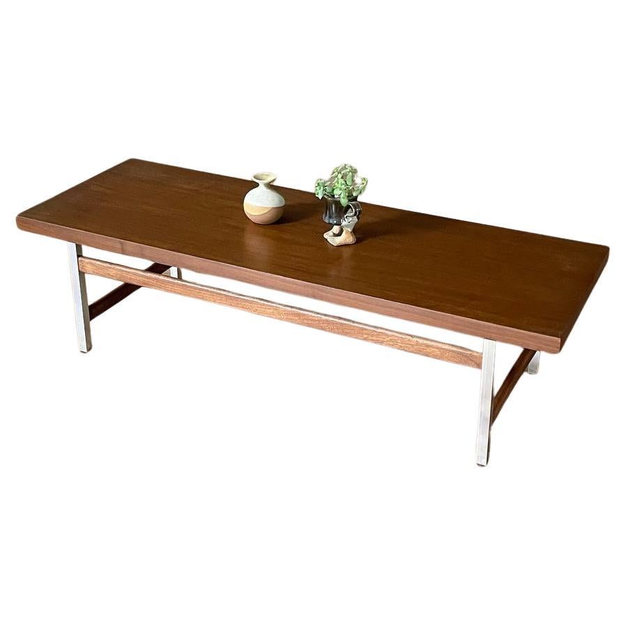 Neu lackiert – Mid-Century Modern-Couchtisch aus Nussbaum und Chrom von Lane im Angebot