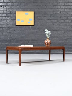 Neu lackierter – moderner Couchtisch aus Nussbaumholz von Lane, Mid-Century Modern