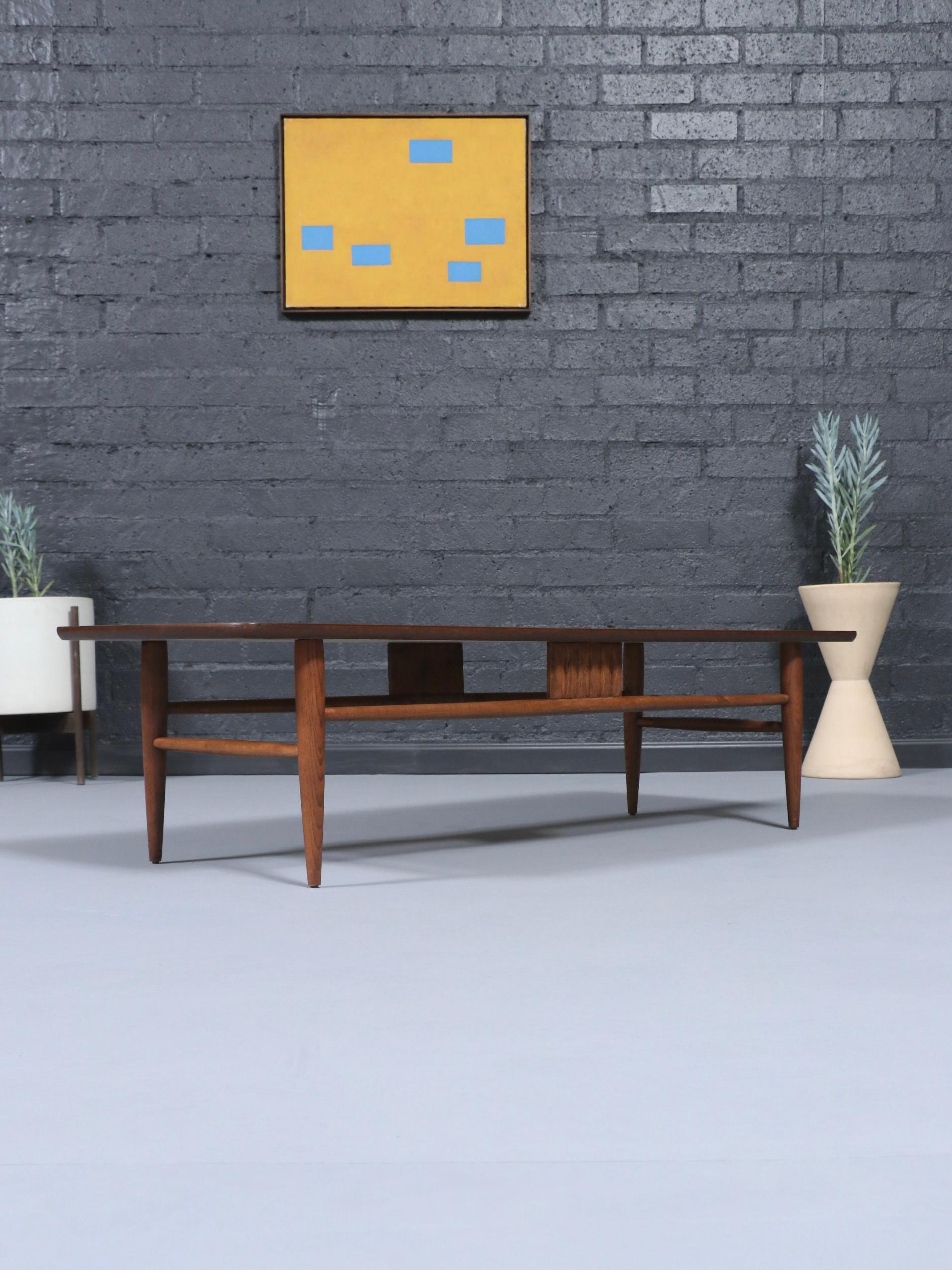 Américain Newly Refinished - Mid-Century Modern Walnut Coffee Table en vente