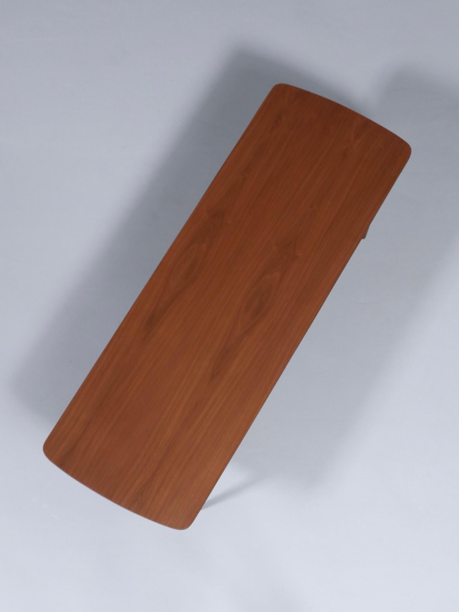 Newly Refinished - Mid-Century Modern Walnut Coffee Table Excellent état - En vente à Los Angeles, CA