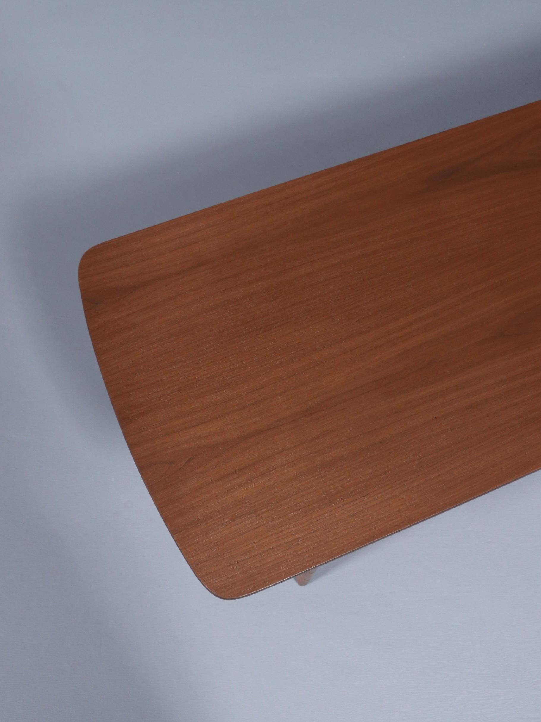 Milieu du XXe siècle Newly Refinished - Mid-Century Modern Walnut Coffee Table en vente