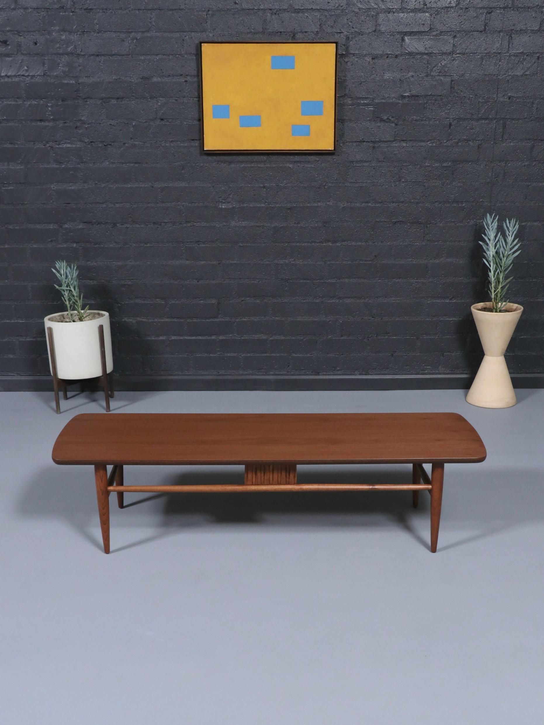 Noyer Newly Refinished - Mid-Century Modern Walnut Coffee Table en vente