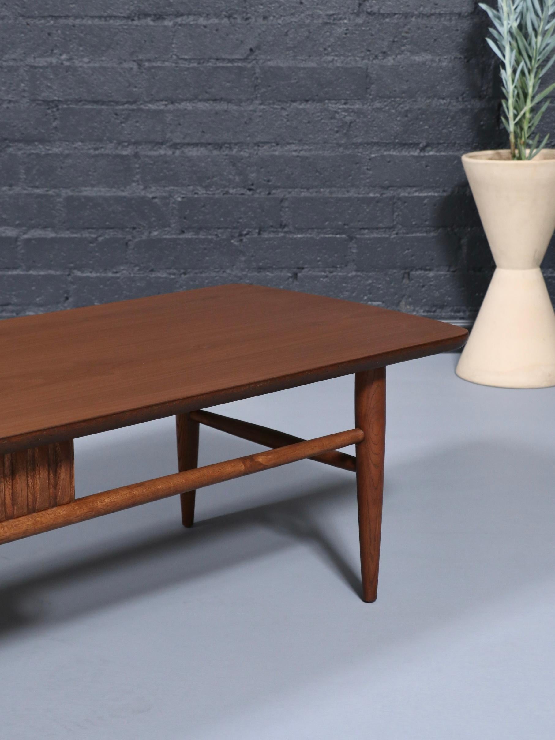 Newly Refinished - Mid-Century Modern Walnut Coffee Table en vente 1