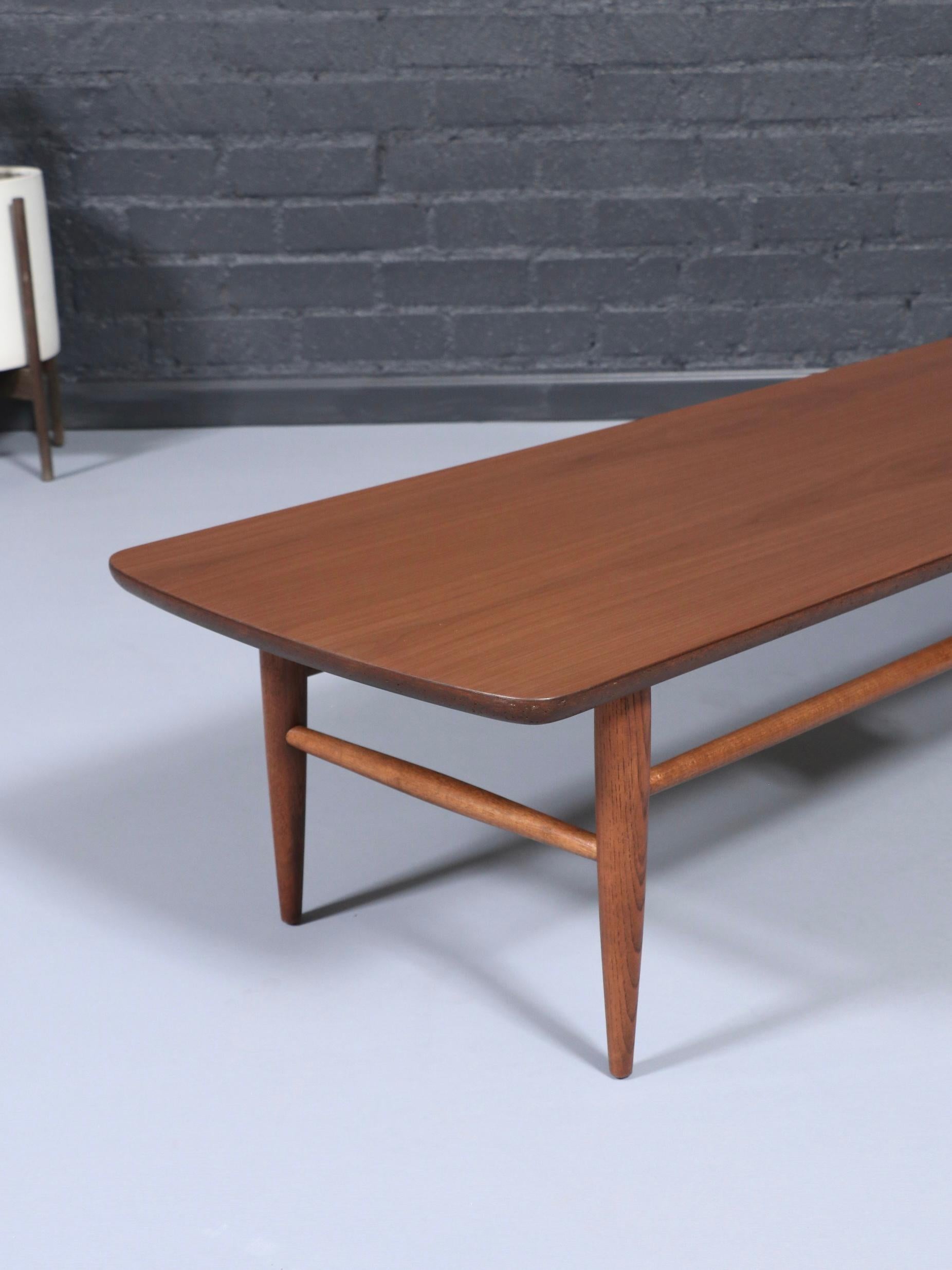 Newly Refinished - Mid-Century Modern Walnut Coffee Table en vente 3