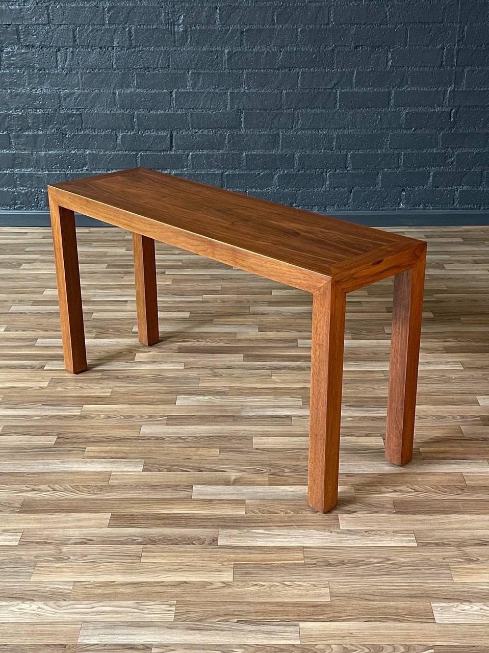 Condition: Expertly Refinished

With over 15 years of experience, our workshop has followed a careful process of restoration, showcasing our passion and creativity for vintage designs that can seamlessly be incorporated with many interior decors.