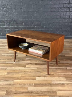 Recién acabada - Credenza/librería moderna de mediados de siglo en nogal de Milo Baughman