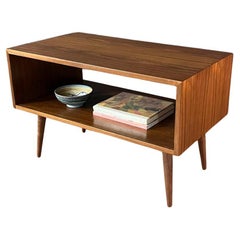 Neu lackierte – Mid-Century Modern-Anrichte/Bücherregal aus Nussbaumholz von Milo Baughman
