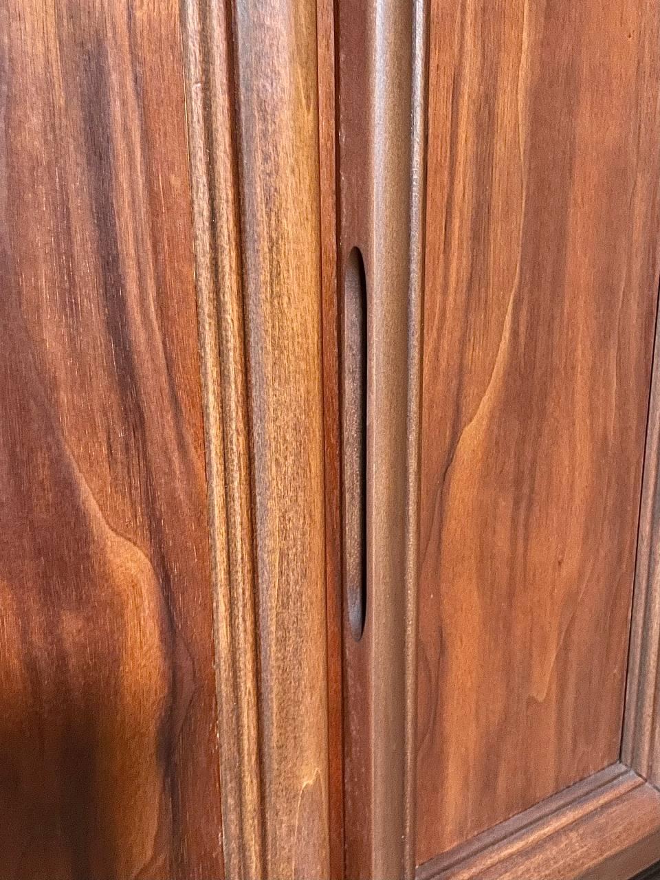 Appena rifinita - Credenza in noce moderna del Medioevo di J. B. J. B. Van Sciver in vendita 3