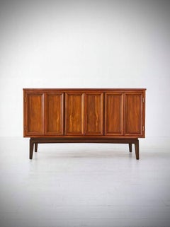 Appena rifinita - Credenza in noce moderna del Medioevo di J. B. J. B. Van Sciver
