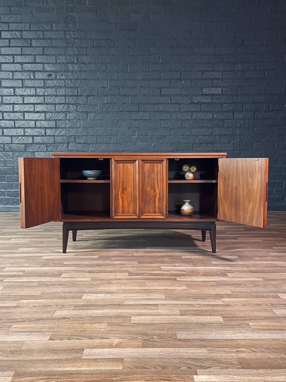 Mid-Century moderno Appena rifinita - Credenza in noce moderna del Medioevo di J. B. J. B. Van Sciver in vendita