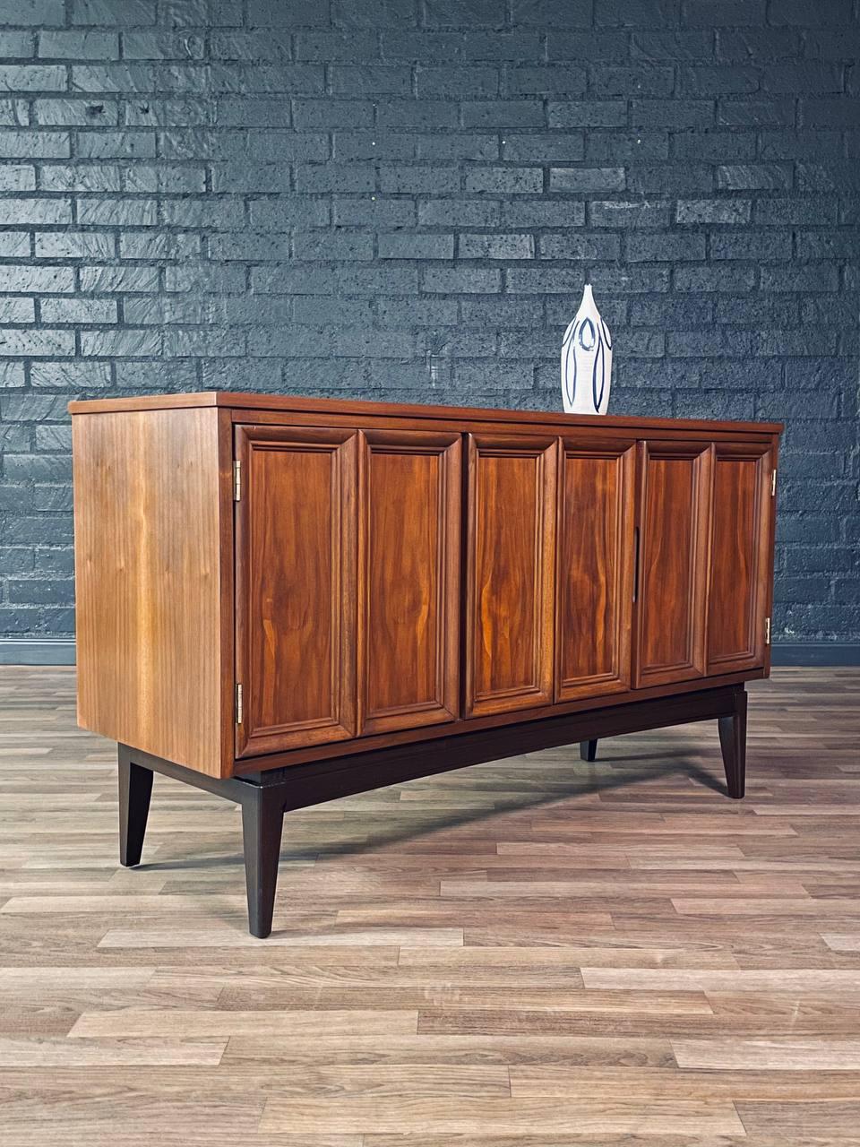Americano Appena rifinita - Credenza in noce moderna del Medioevo di J. B. J. B. Van Sciver in vendita