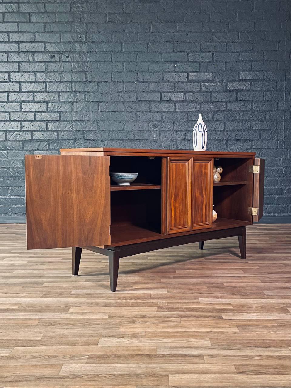 Appena rifinita - Credenza in noce moderna del Medioevo di J. B. J. B. Van Sciver In condizioni ottime in vendita a Los Angeles, CA