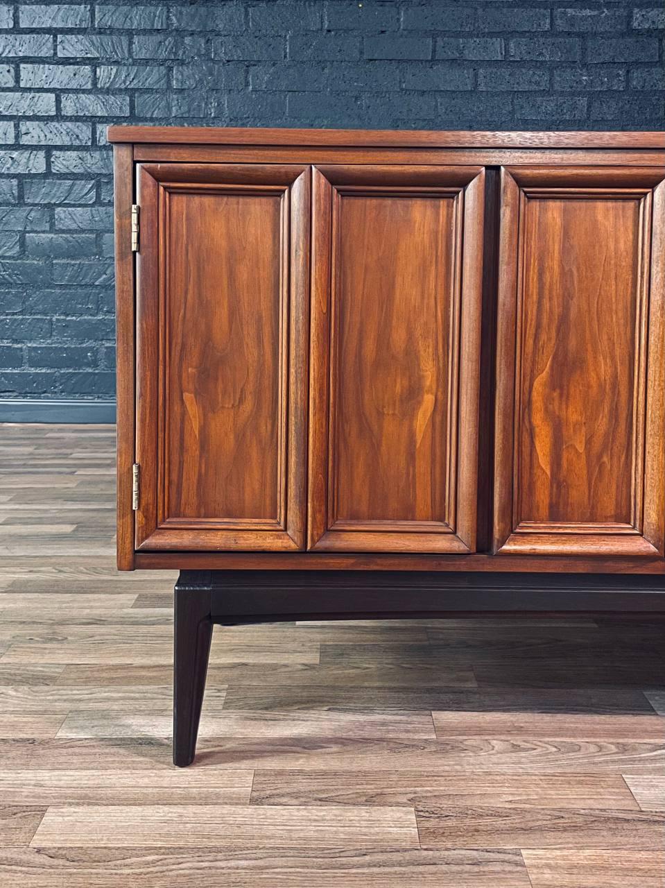 Noce Appena rifinita - Credenza in noce moderna del Medioevo di J. B. J. B. Van Sciver in vendita