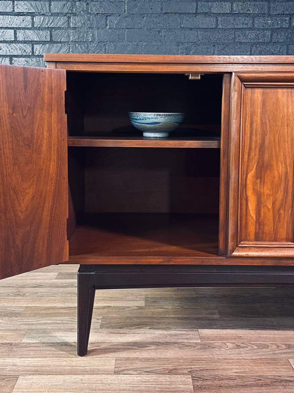 Appena rifinita - Credenza in noce moderna del Medioevo di J. B. J. B. Van Sciver in vendita 1