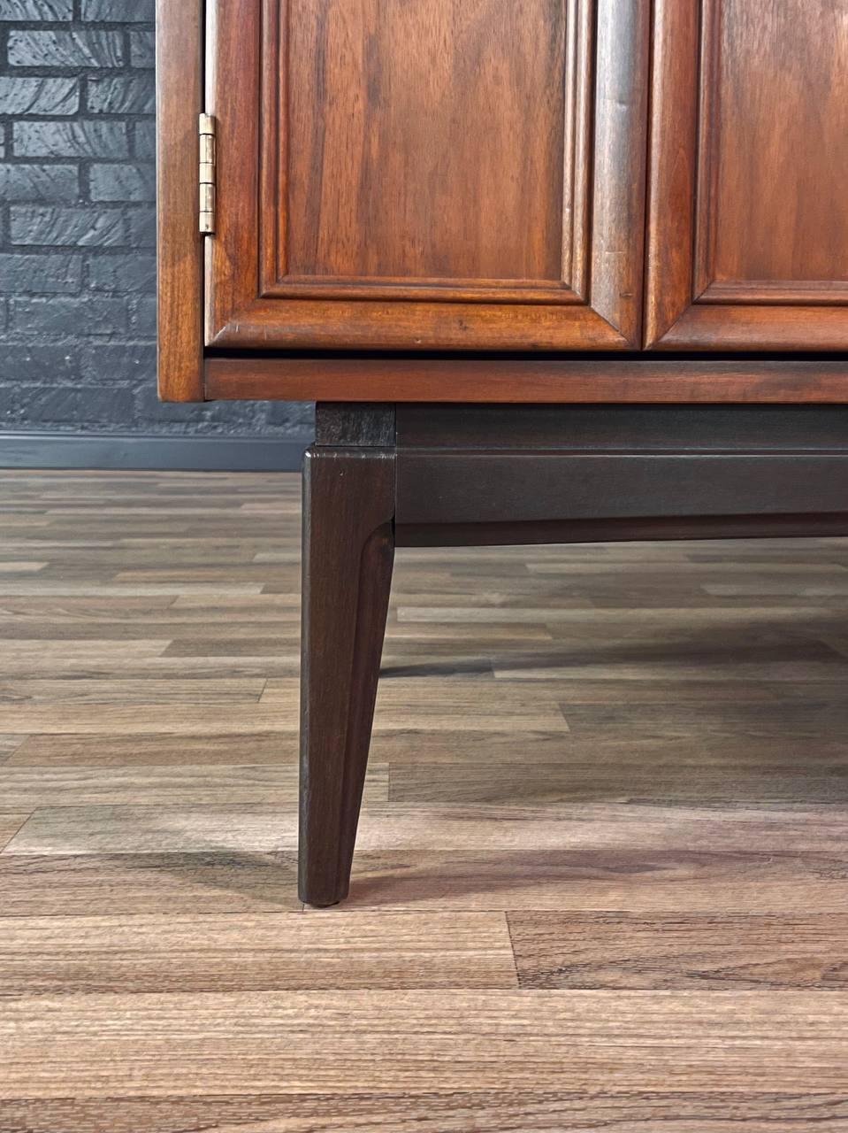 Appena rifinita - Credenza in noce moderna del Medioevo di J. B. J. B. Van Sciver in vendita 2