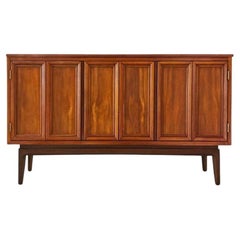 Appena rifinita - Credenza in noce moderna del Medioevo di J. B. J. B. Van Sciver Appena rifinita - Credenza in noce moderna del Medioevo di J. B. J. B. Van Sciver
