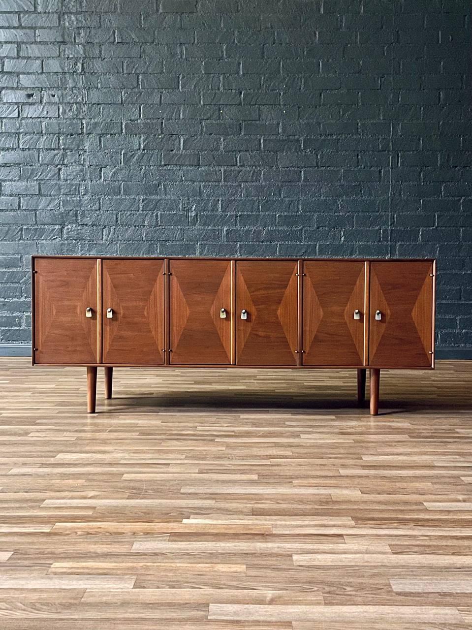 Condition: Expertly Refinished 
With over 15 years of experience, our workshop has followed a careful process of restoration, showcasing our passion and creativity for vintage designs that can seamlessly be incorporated with many interior decors.