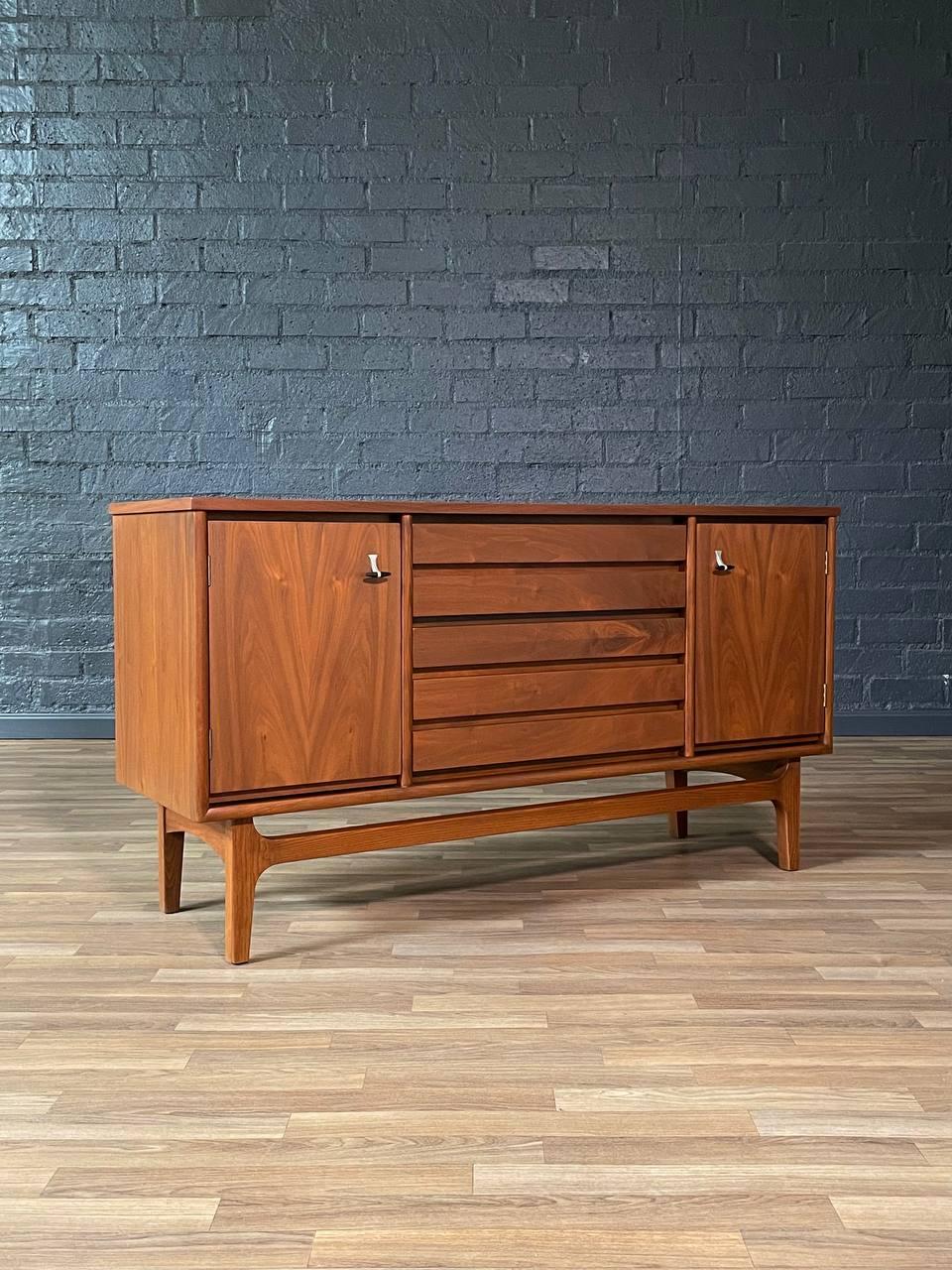 Condition: Expertly Refinished

With over 15 years of experience, our workshop has followed a careful process of restoration, showcasing our passion and creativity for vintage designs that can seamlessly be incorporated with many interior decors.