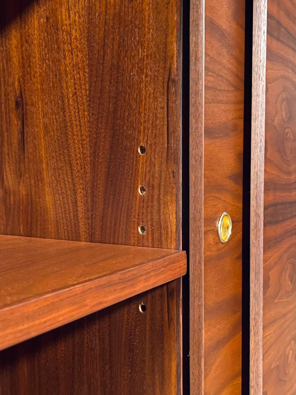 Recién Acabado - Credenza de nogal moderna de mediados de siglo en venta 3