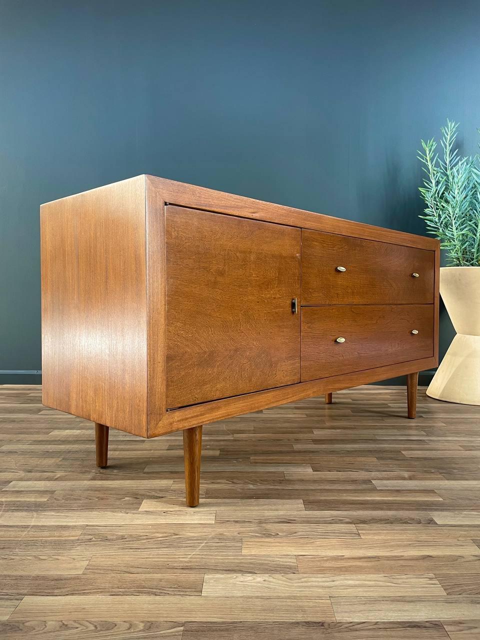 With over 15 years of experience, our workshop has followed a careful process of restoration, showcasing our passion and creativity for vintage designs that can seamlessly be incorporated with many interior decors. Enjoy! :)
