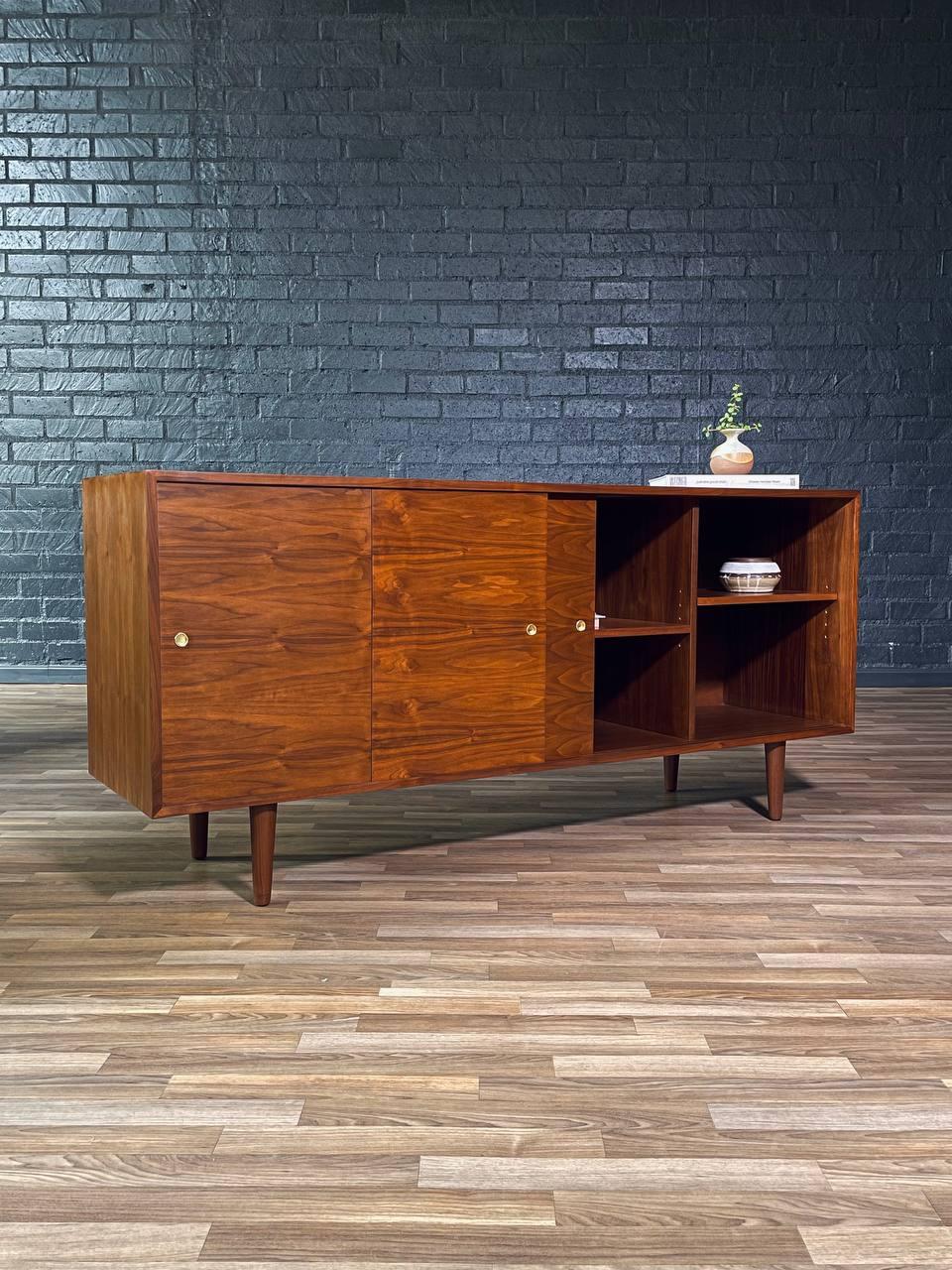 Recién Acabado - Credenza de nogal moderna de mediados de siglo Moderno de mediados de siglo en venta