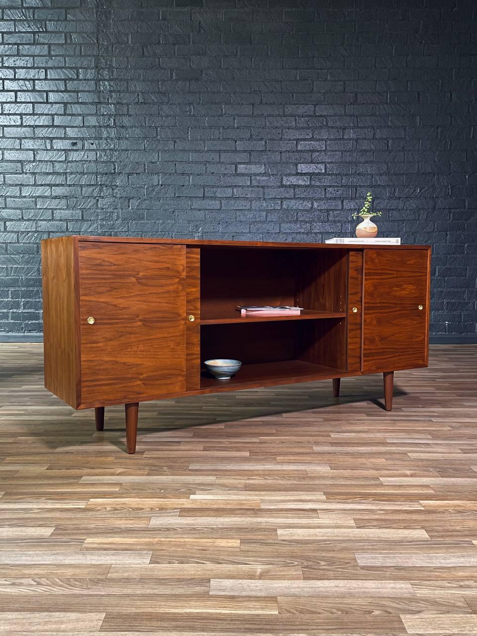 Recién Acabado - Credenza de nogal moderna de mediados de siglo Estadounidense en venta