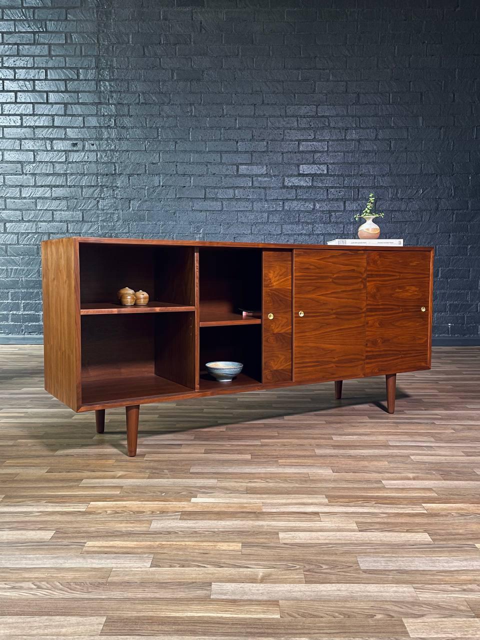 Recién Acabado - Credenza de nogal moderna de mediados de siglo en Excelente estado para la venta en Los Angeles, CA
